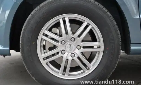 車(chē)輪胎扎了個(gè)釘子補(bǔ)一下大概多少錢(qián)（車(chē)輪胎扎了個(gè)釘子需要換輪胎嗎）