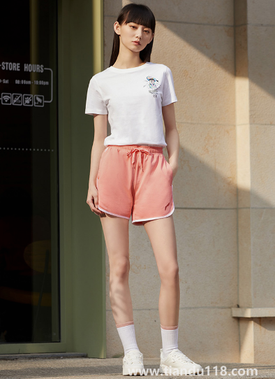 運(yùn)動短褲買正好的還是大一號的(買運(yùn)動短褲哪些是要注意的)(圖2) 運(yùn)動短褲買正好的還是大一號的2