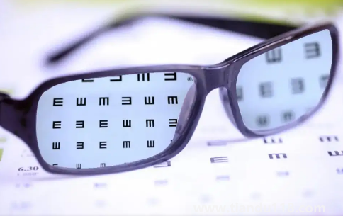 近視族玩手機可摘下眼鏡嗎(近視眼怎么慢慢恢復視力)(圖3) 近視族玩手機可摘下眼鏡嗎3