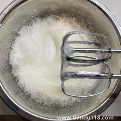 戚風(fēng)蛋糕的做法(戚風(fēng)蛋糕怎么做)(圖4) 戚風(fēng)蛋糕的做法(戚風(fēng)蛋糕怎么做)(圖4)