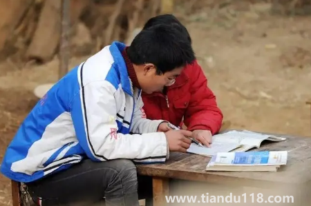 2022大學(xué)貧困資助一般一個班幾人(大學(xué)的貧困資助是一年一申請的嗎)(圖1) 大學(xué)貧困資助一般一個班幾人20221