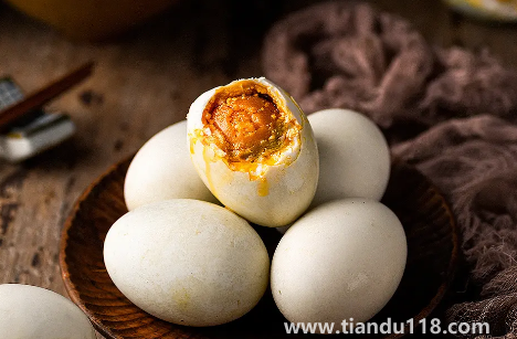 咸鴨蛋搭配什么東西好吃又營(yíng)養(yǎng)（咸鴨蛋不能和什么一起吃）