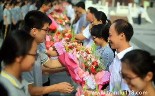 2022教師節(jié)不讓送禮送手工花束可以嗎(2022教師節(jié)不讓送禮就真的不送嗎為什么)(圖1) 2022教師節(jié)不讓送禮送手工花束可以嗎1