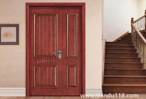 入戶門對下樓梯五帝錢怎么掛（玄關可化解大門對下樓梯嗎）