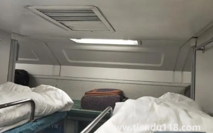 2022女生坐火車硬臥是上鋪好還是下鋪好(坐火車女孩選下鋪會怎么樣)(圖3) 女生坐火車硬臥是上鋪好還是下鋪好20223
