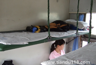 2022女生坐火車硬臥是上鋪好還是下鋪好(坐火車女孩選下鋪會怎么樣)(圖2) 女生坐火車硬臥是上鋪好還是下鋪好20222