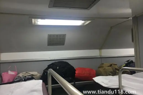 女生坐火車硬臥過夜安全嗎(女生硬臥應(yīng)該買哪一層)(圖3) 女生坐火車硬臥過夜安全嗎3