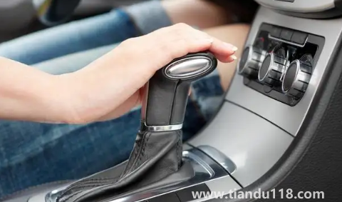 車熄火后還有嗡嗡嗡的聲音以前沒有（汽油機(jī)加油門就熄火是怎么回事）