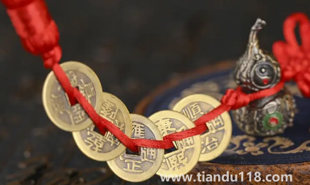 跟鄰居門對門五帝錢掛在門內好不好(門上掛五帝錢的講究有哪些)(圖2) 跟鄰居門對門五帝錢掛在門內好不好2