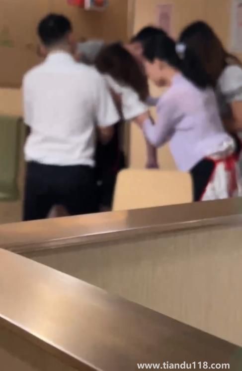 女顧客被毛肚噎死?海底撈回應 該門店已暫停營業(yè)(圖2) 女顧客被毛肚噎死?海底撈回應 該門店已暫停營業(yè)(圖2)