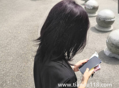 黑紫色能蓋住白頭發(fā)嗎（染了黑紫色是不是顯黑）