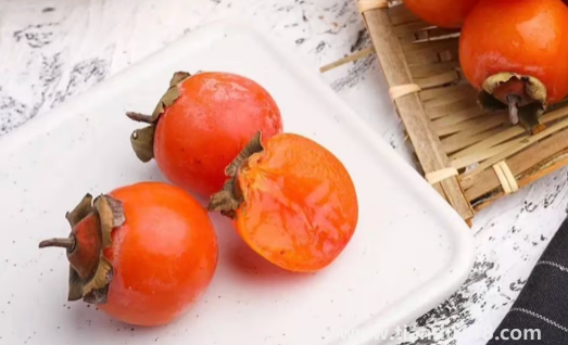 硬柿子里面有密密麻麻的黑點能吃嗎(柿子怎么看壞沒壞)(圖2) 硬柿子里面有密密麻麻的黑點能吃嗎2