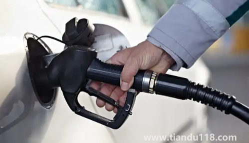 半合成機(jī)油開一年還能用嗎（全合成機(jī)油開了一萬五公里有事嗎）