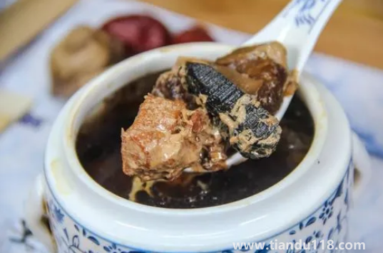 烏雞燉湯加什么食材比較補氣血(烏雞燉湯的具體做法)(圖2) 烏雞燉湯加什么食材比較補氣血2