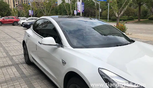 汽車玻璃膜撕下來為什么那么臭（汽車換膜對玻璃有影響嗎）