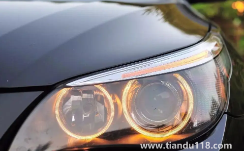 開(kāi)雙閃開(kāi)車(chē)算違章嗎（正常行駛雙閃是什么意思）