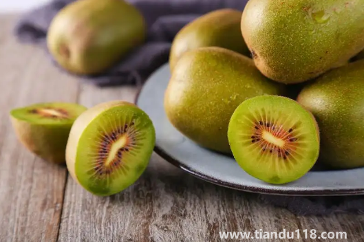 獼猴桃切開了放了一晚上能吃嗎（切開的獼猴桃放太久吃了會怎樣）