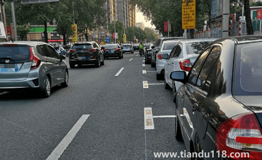 車(chē)停在路邊被撞了可以報(bào)保險(xiǎn)嗎（車(chē)在路邊停著被撞了誰(shuí)的責(zé)任）