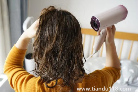 用吹風(fēng)機(jī)吹鞋子會變黃嗎（吹風(fēng)機(jī)吹鞋子怎么能快速吹干）