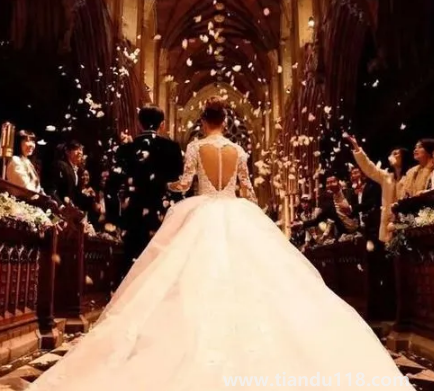 女兒結(jié)婚媽媽穿什么衣服合適(女兒出嫁父母穿什么顏色的衣服比較好呢)(圖1) 女兒結(jié)婚媽媽穿什么衣服合適1