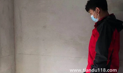 房子在驗(yàn)收后發(fā)現(xiàn)墻面空鼓誰負(fù)責(zé)(交房注意事項(xiàng)是什么)(圖3) 房子在驗(yàn)收后發(fā)現(xiàn)墻面空鼓誰負(fù)責(zé)3