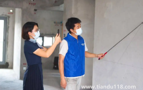 房子在驗(yàn)收后發(fā)現(xiàn)墻面空鼓誰負(fù)責(zé)(交房注意事項(xiàng)是什么)(圖1) 房子在驗(yàn)收后發(fā)現(xiàn)墻面空鼓誰負(fù)責(zé)1