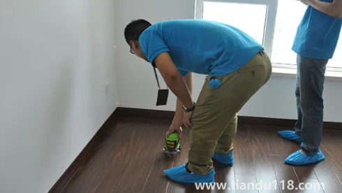 房子在驗(yàn)收后發(fā)現(xiàn)墻面空鼓誰負(fù)責(zé)(交房注意事項(xiàng)是什么)(圖2) 房子在驗(yàn)收后發(fā)現(xiàn)墻面空鼓誰負(fù)責(zé)2