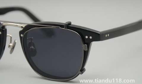 眼鏡放車里高溫沒事嗎（車上放眼鏡一般怎么放的）