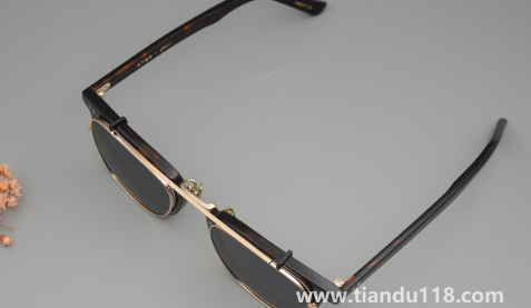 眼鏡放車里高溫沒事嗎(車上放眼鏡一般怎么放的)(圖3) 眼鏡放車里高溫沒事嗎3