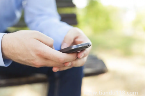 手機(jī)放在枕頭邊有害嗎(睡覺把手機(jī)放在旁邊會有輻射嗎)(圖1) 手機(jī)放在枕頭邊有害嗎1