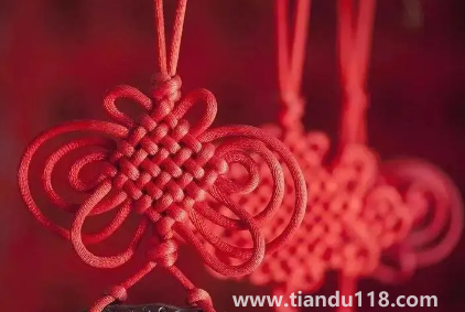 門(mén)對(duì)門(mén)掛中國(guó)結(jié)可以掛門(mén)上嗎(掛中國(guó)結(jié)要注意什么)(圖1) 門(mén)對(duì)門(mén)掛中國(guó)結(jié)可以掛門(mén)上嗎 1