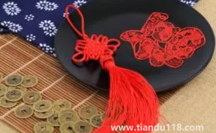 門(mén)對(duì)門(mén)掛中國(guó)結(jié)可以掛門(mén)上嗎(掛中國(guó)結(jié)要注意什么)(圖3) 門(mén)對(duì)門(mén)掛中國(guó)結(jié)可以掛門(mén)上嗎 3