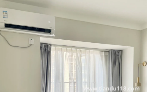 外面風(fēng)大空調(diào)內(nèi)機(jī)為什么咚咚響（空調(diào)掛機(jī)怎樣掛在墻上）