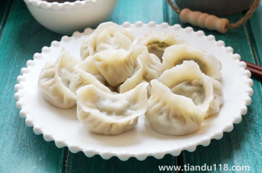 嚴(yán)重凍成一坨的餃子怎么吃（餃子怎么冷凍不會(huì)粘在一起）