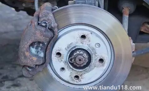 剎車(chē)片20萬(wàn)公里沒(méi)換過(guò)正常嗎（汽車(chē)剎車(chē)片怎么換）