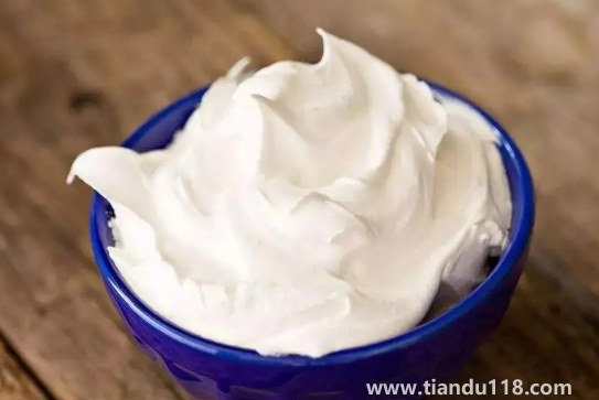 奶油是雞蛋清打出來(lái)的嗎(雞蛋清怎么打發(fā)成奶油狀)(圖3) 奶油是雞蛋清打出來(lái)的嗎3