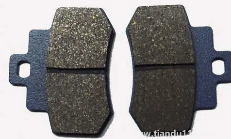 剛換的剎車(chē)片發(fā)燙糊味是正常嗎（剎車(chē)片響聲很刺耳還能行駛嗎）