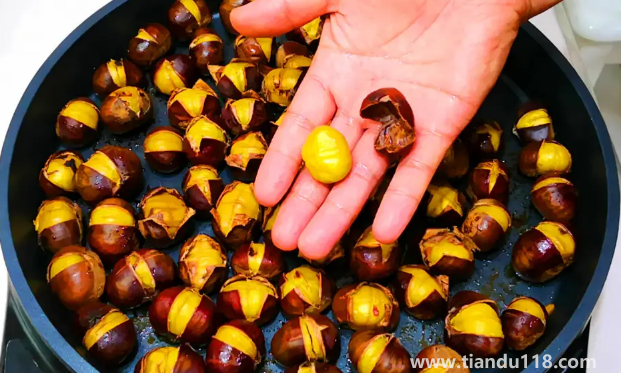 炒熟的板栗怎么剝最快最輕松(炒板栗的注意事項(xiàng))(圖3) 炒熟的板栗怎么剝最快最輕松3