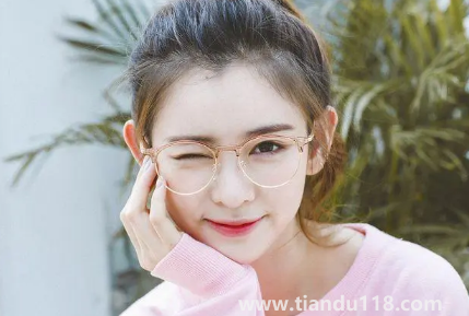 網(wǎng)上配的眼鏡戴著暈能退嗎(網(wǎng)上配的眼鏡戴上頭暈是怎么回事)(圖1) 網(wǎng)上配的眼鏡戴著暈能退嗎1