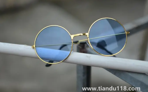 網(wǎng)上配的眼鏡戴著暈能退嗎(網(wǎng)上配的眼鏡戴上頭暈是怎么回事)(圖2) 網(wǎng)上配的眼鏡戴著暈能退嗎2