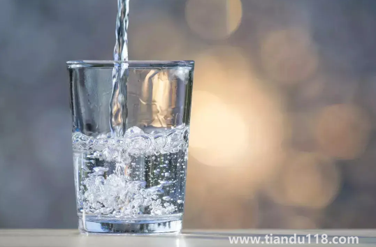 發(fā)燒喝鹽水好還是糖水好（發(fā)燒的注意事項）