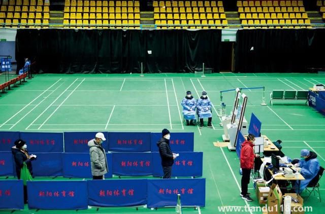 專家:很多老人在家扛好幾天才就診（當(dāng)務(wù)之急是壓低感染峰值）