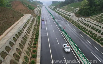 2023年春節(jié)從北京回老家什么時(shí)候上高速人少些（春節(jié)高速為什么堵車(chē)可以堵一天一夜）