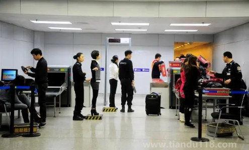 飛機安檢要不要脫外套（坐飛機安檢哪些東西要拿出來）