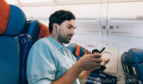 坐飛機可以穿厚底鞋嗎（飛機應(yīng)該穿什么鞋不用脫）