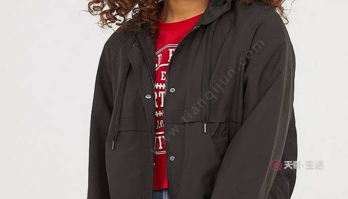 冬季衛(wèi)褲搭配什么外套 衛(wèi)褲搭配什么上衣(圖4) 冬季衛(wèi)褲搭配什么外套