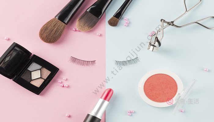 眼部打底用在粉底后嗎 眼部打底用在哪個步驟(圖2) 眼部打底用在粉底后嗎