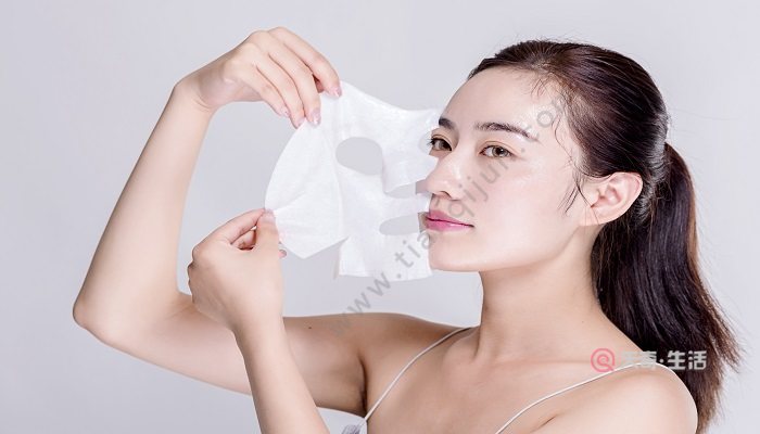 去角質(zhì)和敷面膜先做什么 敷完補(bǔ)水面膜后要做什么(圖4) 去角質(zhì)和敷面膜先做什么